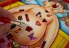 Una mano juega al juego de mesa "Operando".