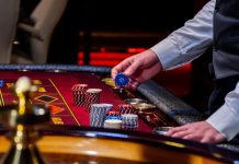 Un crupier trabaja en una mesa de casino.