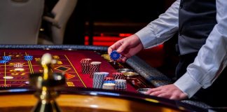 Lotería de Córdoba trabaja para potenciar el sector de los casinos localizados Un crupier trabaja en una mesa de casino.