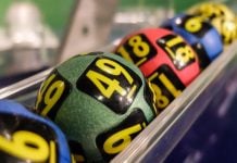 Bolillas de lotería en un bolillero.