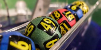 LOTBA se reune con los agentes de lotería para analizar la actualidad del sector Bolillas de lotería en un bolillero.