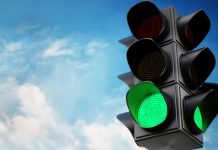 Un semáforo en verde, como el que habilita a Pixbet a operar en Brasil.