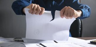 São Paulo rescinde su acuerdo de patrocinio con Viva Sorte Un hombre rompe una hoja de papel.