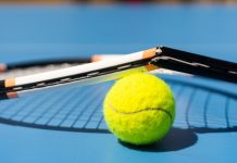Una raqueta de tenis rota sobre una pelota.
