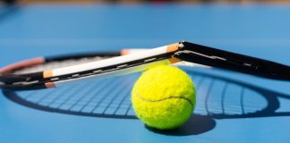 Una raqueta de tenis rota sobre una pelota.