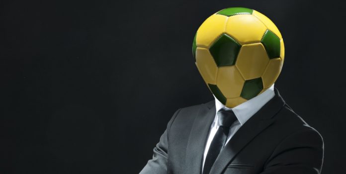 señor con cabeza de pelota de fútbol