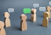 Figuras de madera con globos de diálogo, representativas del foro resaltado por Cibelae.