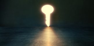 llave luminosa en oscuridad