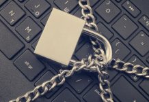 teclado atado por candado.