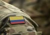militar colombiano con bandera