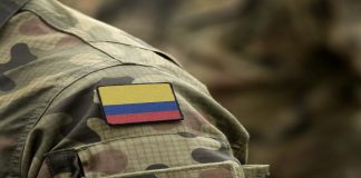 militar colombiano con bandera