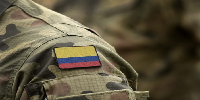 militar colombiano con bandera