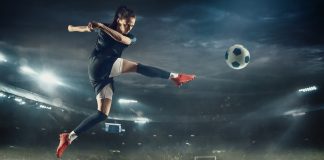Una futbolista pateando un balón, representativa del reclamo por el reparto de La Quiniela en España.