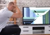 hombre preocupado por tv rota