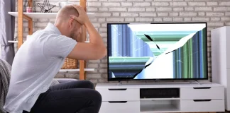 hombre preocupado por tv rota
