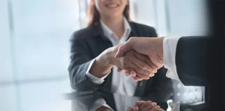 empresarios dándose la mano