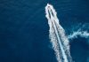 barco navegando por el océano