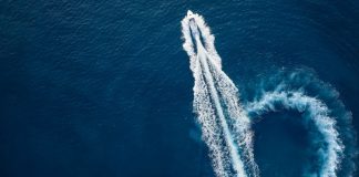 barco navegando por el océano