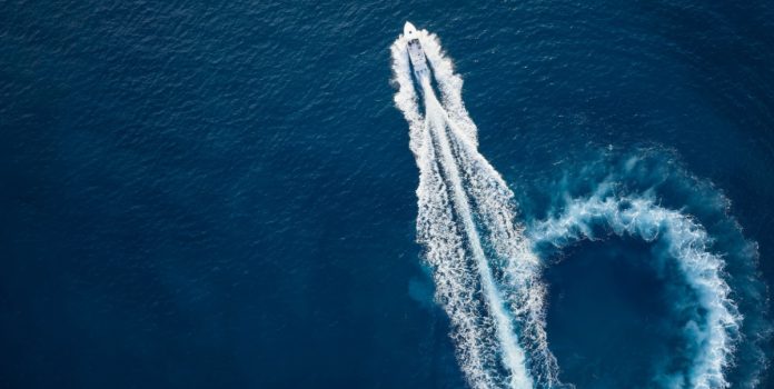 betconstruct barco navegando por el océano