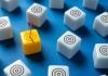 Un cubo destaca entre muchos similares, como intenta hacer JugaBet con sus estrategias de marketing en las apuestas.
