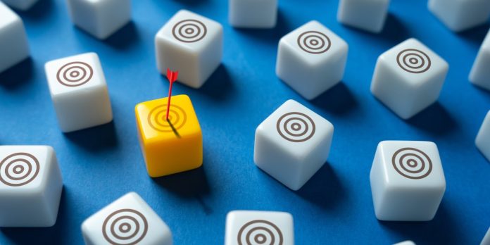 Un cubo destaca entre muchos similares, como intenta hacer JugaBet con sus estrategias de marketing en las apuestas.