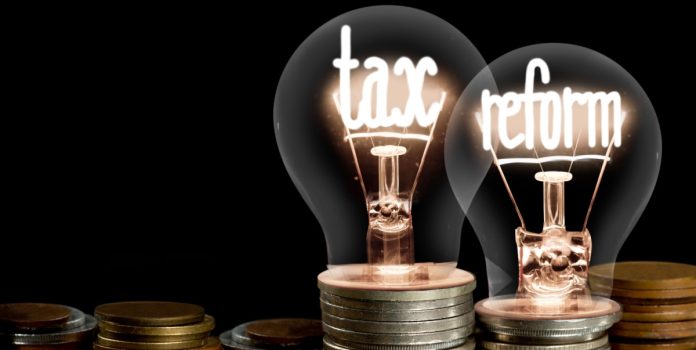 dos lamparitas con las palabras: tax reform