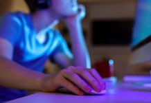 niño usando computadora