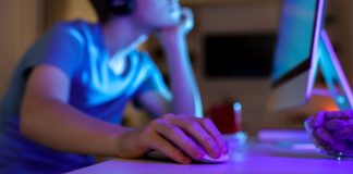 niño usando computadora