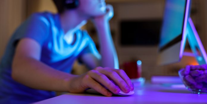 niño usando computadora