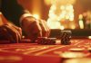 hombre mueve fichas en casino