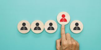 fichas con siluetas de personas