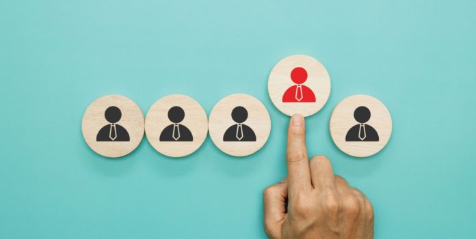 leovegas-ceo fichas con siluetas de personas
