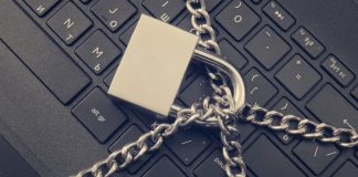 Polla Chilena de Beneficencia denunciará a quienes utilizaron su imagen para promocionar apuestas candado alrededor de teclado