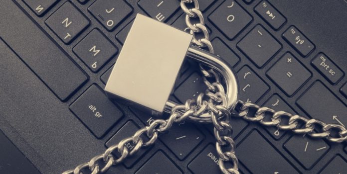 candado alrededor de teclado