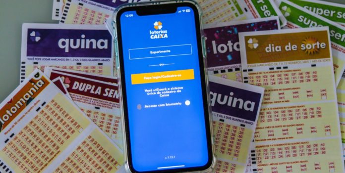 celular con app abierta de loterías caixa