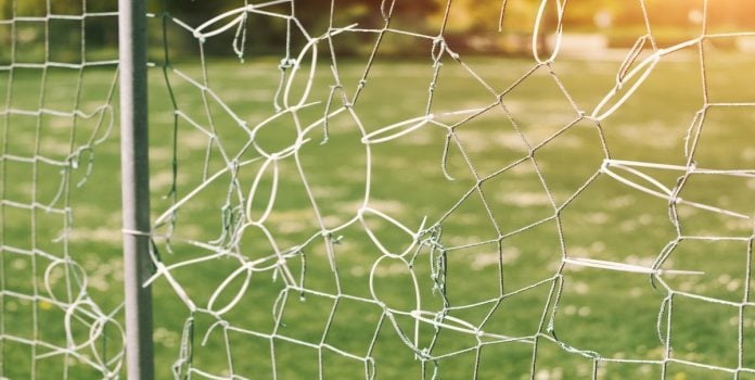 red de cancha de fútbol rota