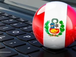 Perú: por qué el mercado más accesible de Latinoamérica también es el más competitivo bandera de perú sobre teclado