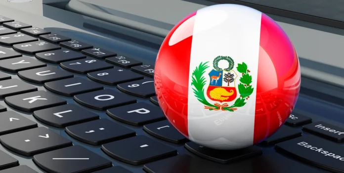 bandera de perú sobre teclado