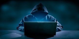 hacker usando computadora