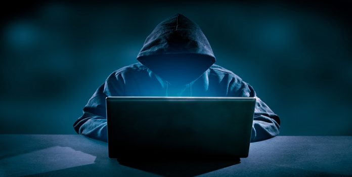 hacker usando computadora