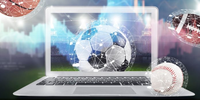 pelota de fútbol saliendo de pantalla de computadora