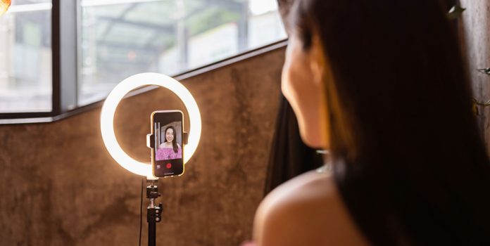 La Justicia ordena a 16 influencers grabar un video para “reparar el daño” por promocionar apuestas ilegales.