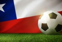bandera de chile y pelota de fútbol