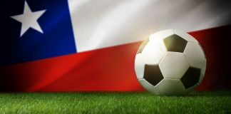 bandera de chile y pelota de fútbol