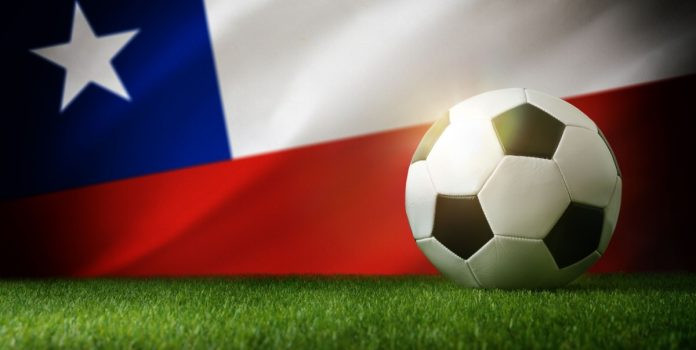 bandera de chile y pelota de fútbol