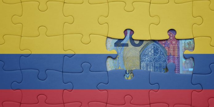 bandera de colombia con pesos colombianos
