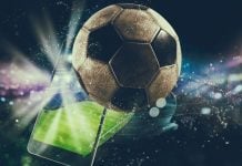 pelota de fútbol saliendo de pantalla de celular