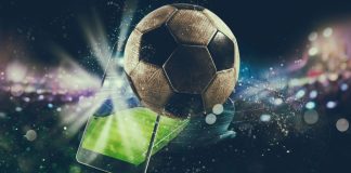 pelota de fútbol saliendo de pantalla de celular