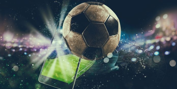 pelota de fútbol saliendo de pantalla de celular
