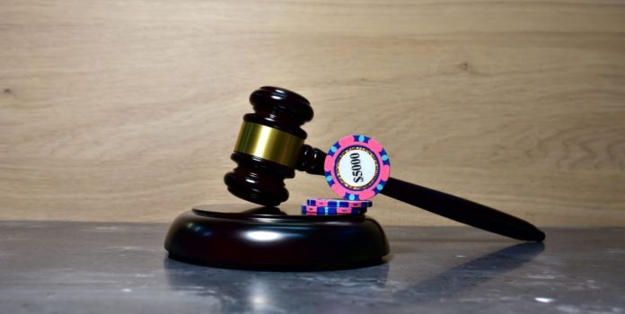 mazo de juez con fichas de casino